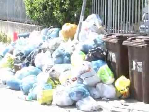 Casagiove. EMERGENZA RIFIUTI ECCO LE IMMAGINI. Il caldo ha generato un pessimo odore
