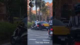 Taxista arrolla a motorista en Barcelona y se da a la fuga