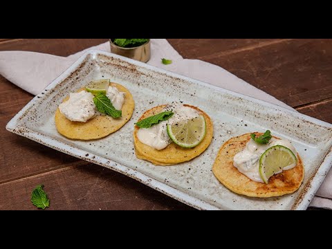Buñuelos de garbanzos acompañados por queso Gorgonzola DOP, menta y lima