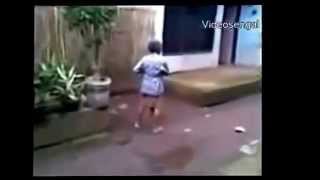 Download lagu video lucu nenek nenek berantem kejar kejaran mp3