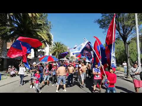 "La más fiel  lokura kapitalina 22 rumbo al stadium patria" Barra: Lokura Kapitalina 22 &bull; Club: Universitario de Sucre
