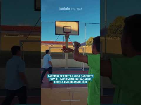 TARCÍSIO DE FREITAS JOGA BASQUETE COM ALUNOS EM INAUGURAÇÃO DE ESCOLA EM EMILIANÓPOLIS