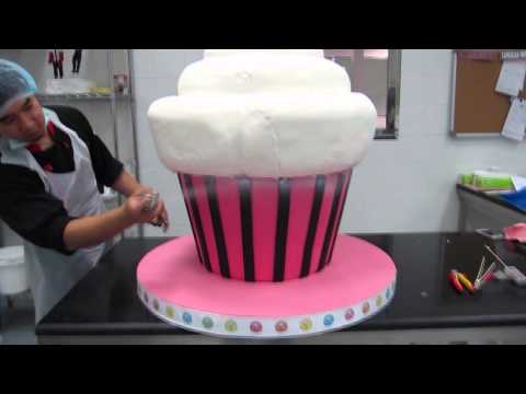 Munch Bakery 100 k fan cake