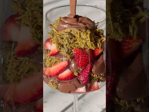 Dubai chocolate strawberry cup🍓🍫💚 #dubaichocolate #chocolate #asmr #dessert #food #easyrecipe