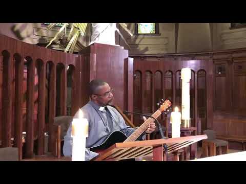 Nou Salye ou Manman Notre Dame, interprété par le  Père Bernard Antoine CSC