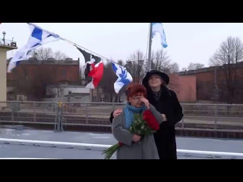 Ivan Grigorovichs granddaughters make a fotosession near the heavy frigate Admiral Grigorovich