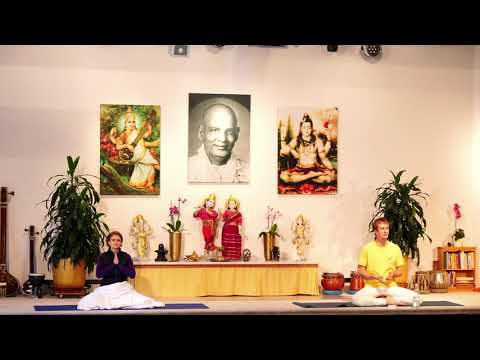 YOGA Mittelstufe  "Ankommenstunde" mit Adrian - Yoga Vidya Ashram Live - 17:00 Uhr 29.10.2021