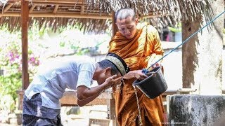 Foto Biksu Bantu Ambil Air Wudu Viral, Fotografer Ungkap Diambil saat Ramadan