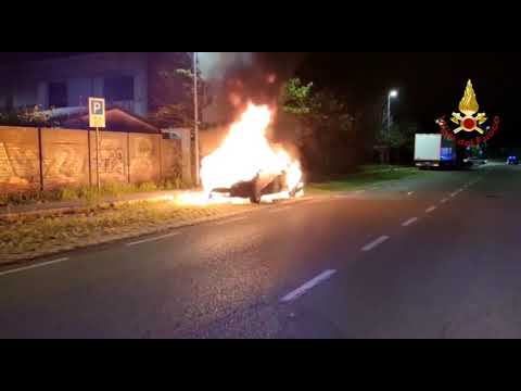 Auto in fiamme nella notte a Bergamo, in azione i vigili del fuoco