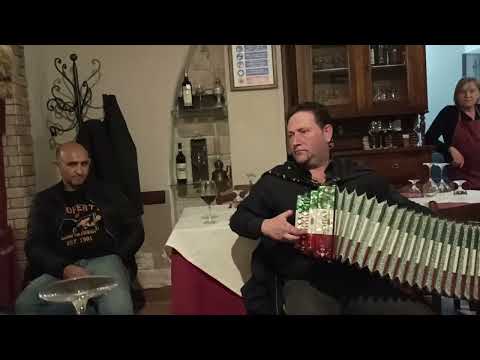 Massimo Paolella ha un organetto tricolore ma suona e canta come un sanfedista