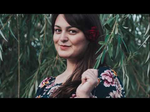 SUNT MAESTRIA MAINII TALE / Andreea Cruceanu