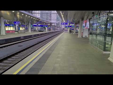 Einfahrt des EuroCity 146 "Transilvania" am 12.02.2022 in Wien Hbf