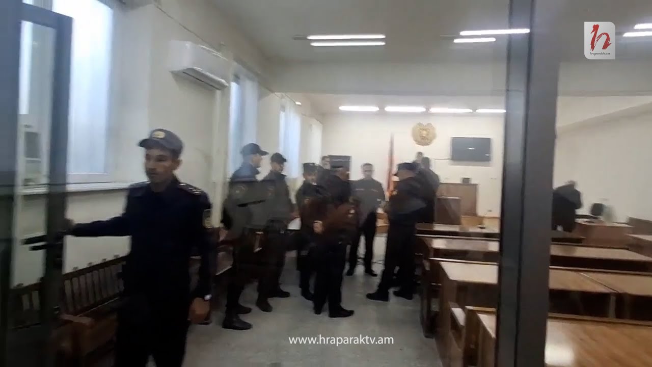 ՊՆ-ի աշխատակիցները վախենում են դուրս գալ դատարանի դահլիճից