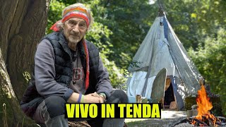 L'uomo che vive in una tenda nel bosco da 14 anni