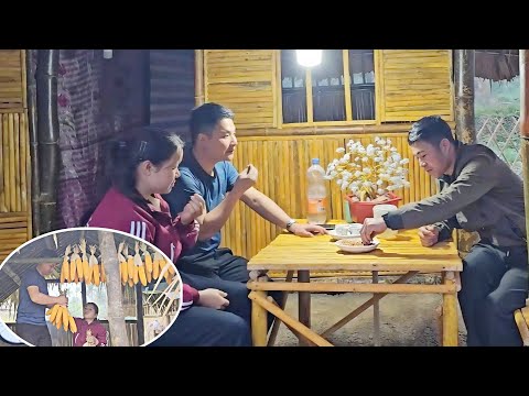 Nam unexpectedly visited and happily enjoyed dishes made from corn with Hang and Chuc.