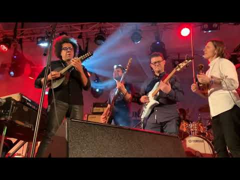 Snarky Puppy - Lingus (solo) ft. Hamilton de Holanda