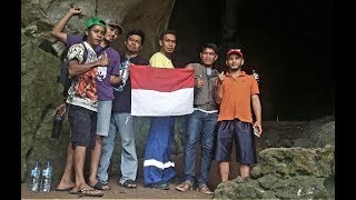 preview picture of video 'Ekspedisi Sangkulirang Rock Art oleh Team PDAM Tirta Tuah Benua  KuTiM- Goa Karst "tapak tangan"'