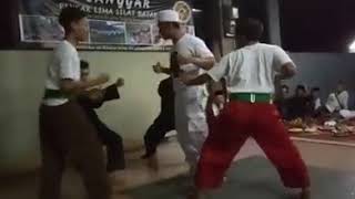 Download lagu Laskar FPI menerima pukulan para jawara saat acara pembukaan sanggar Silat. mp3