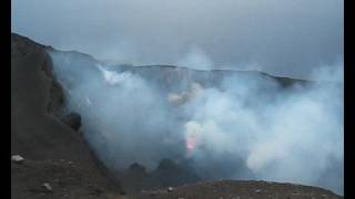 preview picture of video 'Stromboli volcano - view at the top (pizzo sui crateri) Sep-2008'