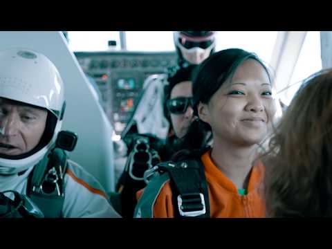 Wage den Sprung und fühle die Freiheit: Wertgutschein über 100 € für einen Tandem-Fallschirm-Sprung (51% sparen) - Second Medium