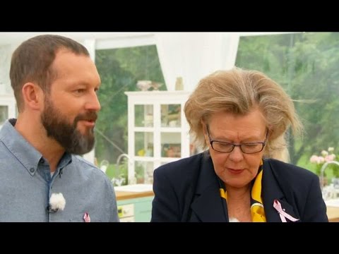 Johan Sörberg och Birgitta Rasmusson provsmakar matbröden - Hela Sverige Bakar (TV4)