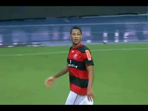 Gol em uma jogada tumultuada que termina com um chute forte para marcar o gol em 2013 pelo...