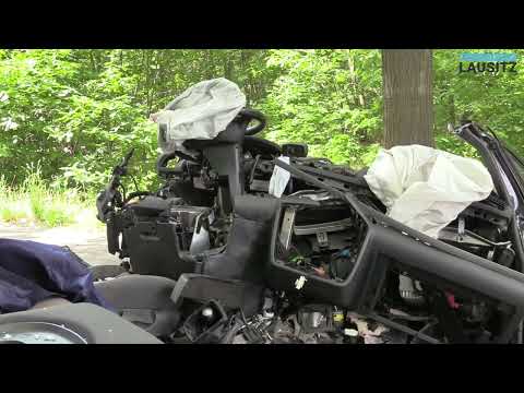 B96 bei Maukendorf: PKW prallt frontal gegen Baum - Tödlicher Verkehrsunfall