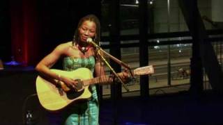 Fatoumata Diawara - Mama (live at Amsterdam World)