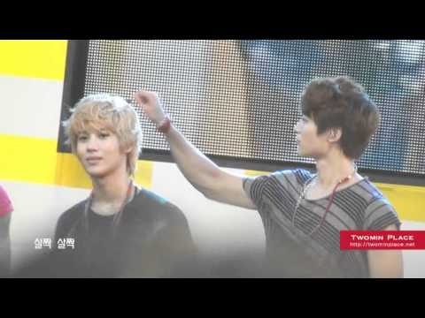 {2min}llO829 Knight in SHINee armor Minho protecting Prince Taemin from evil bugs@0da!ba