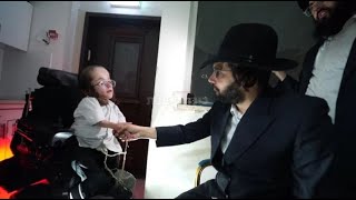 אהוב לבנו - רבי חזקי טורנהיים מבקר אצל הרב הינוקא ומזמין אותו לבר מצווה || ש"י ✔