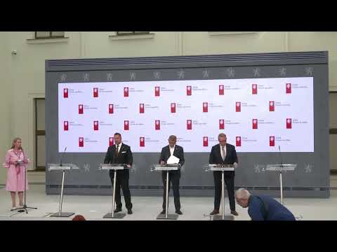 Premiér mluví o situaci v Hormuzském průlivu a cenách paliv