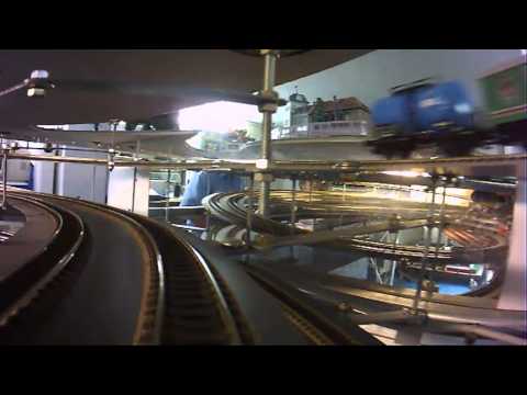 Rundfahrt auf einer Modellbahnanlage