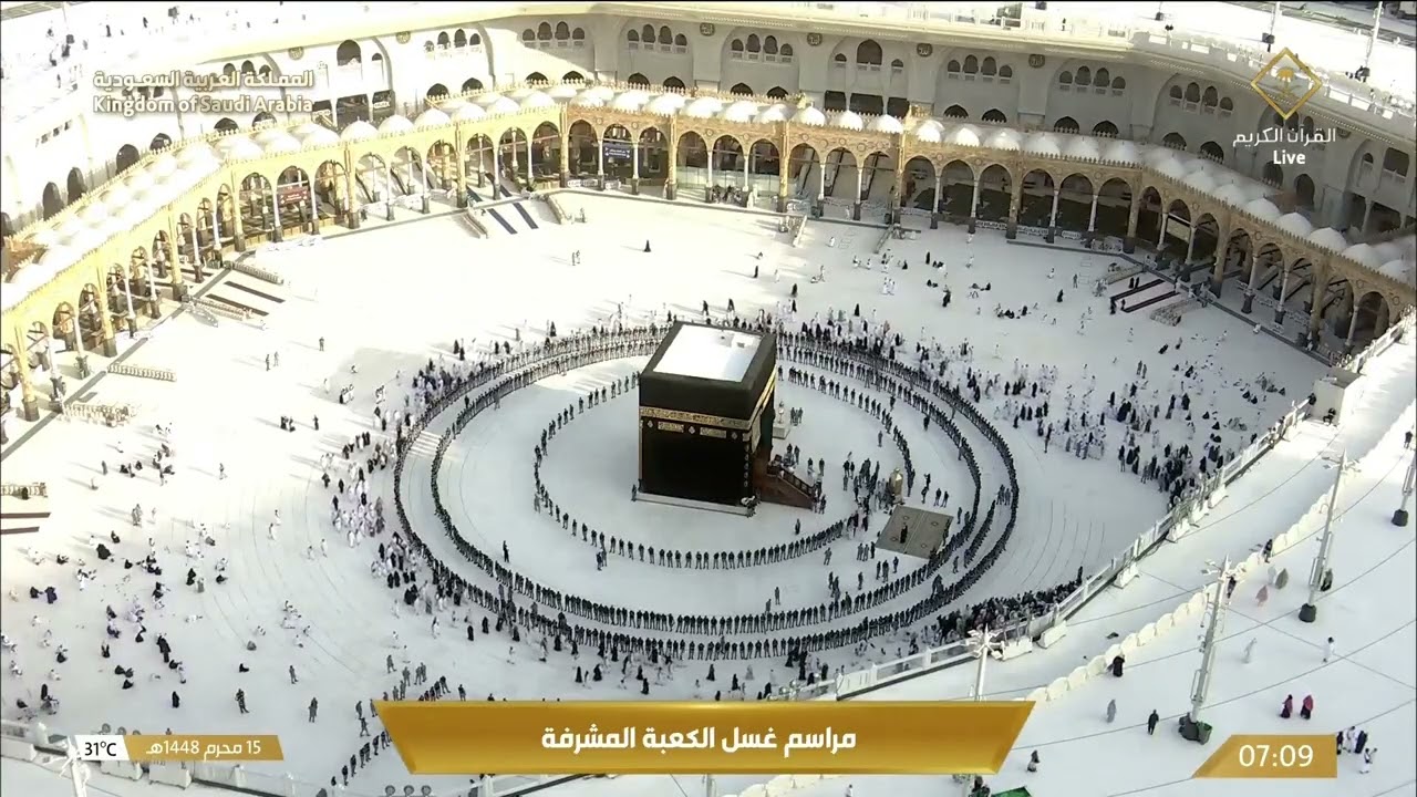 لقطة الشيخ د. #عبدالرحمن_السديس بعد المشاركة في مراسم #غسل_الكعبة المشرفة 🕋