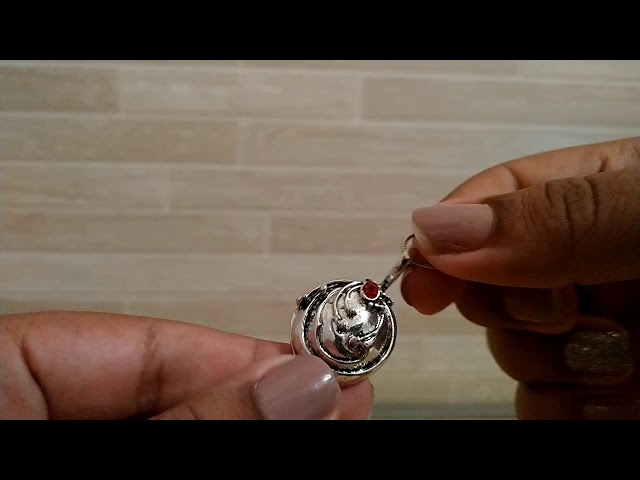 Vídeo relacionado con Vampire Collar y collar de Elena Gilbert de Katherine Pierce con caja de almacenamiento, 2 unidades, Metal