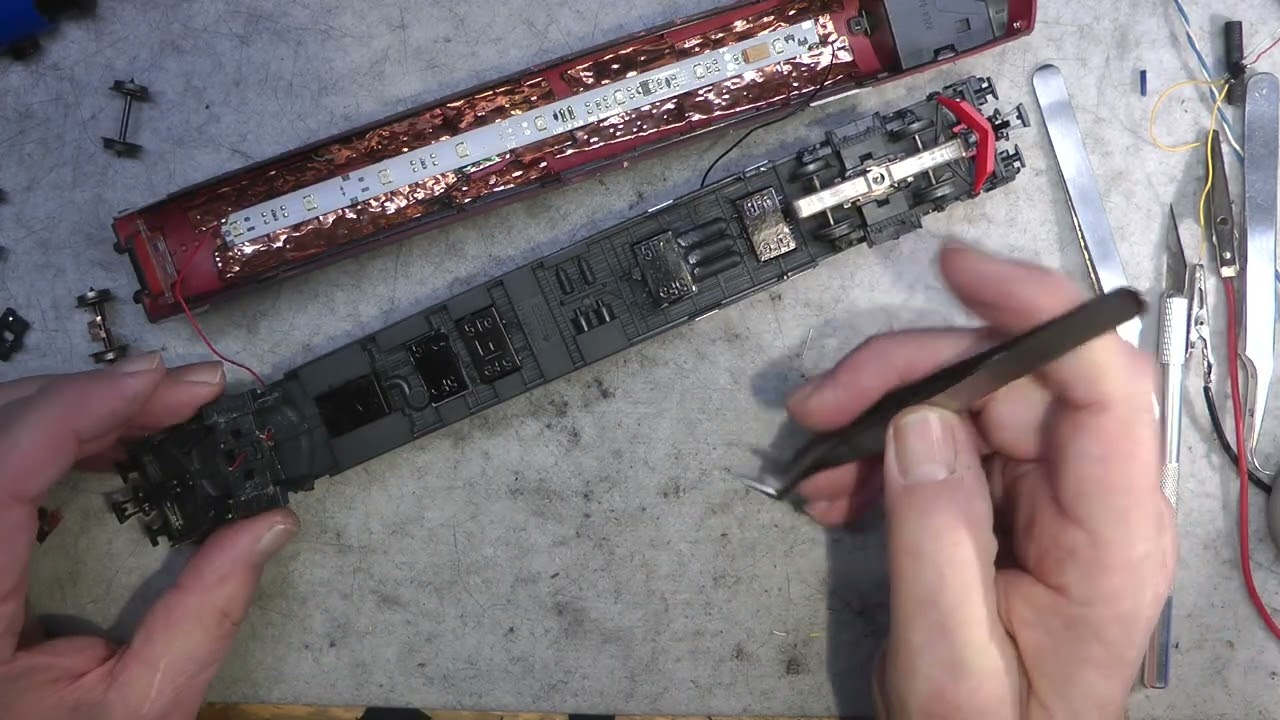 Wolfgangs Märklin Modellbahn- Rail Jet Steuerwagen von PIKO bekommt Schleppschalter für Rot Weiß