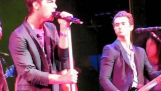 JONAS BROTHERS Sing &quot;Heart and Soul&quot; LIVE @ CAMP ROCK 2 Premiere NYC!