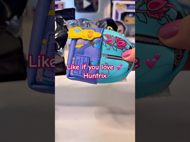 Vídeo relacionado con K-POP Demon Hunters - ARTIST - Mini Mochila para Uso Diario, Ideal para Niños de Diferentes Edades, Cómoda y Versátil, Resistencia, 25x13x30 cm