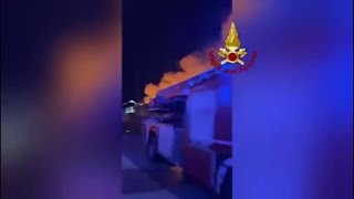Incendio a Motta di Livenza, a fuoco deposito di carta in un capannone della zona industriale: il...