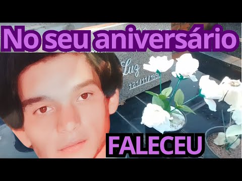 Cemitério antigo, motivo das mortes, túmulos, lápides com fotos e datas que contam histórias.