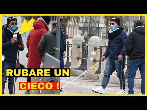 RUBARE SOLDI DI UN CIECO ! [Esperimento Sociale] - LO AUITI O LO RUBI 50€ ?