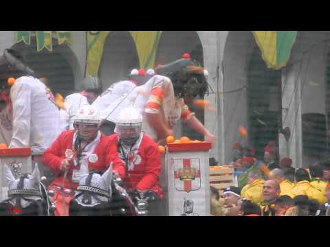 Battaglia arance piazza Ottinetti - 5 di 8 - Carnevale Ivrea 2014