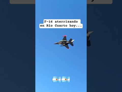 Uno de nuestros flamantes F-16 aterrizando hoy en el Área Material Río Cuarto...