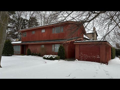 Retro ABANDONED 1950s mid century modern home. 