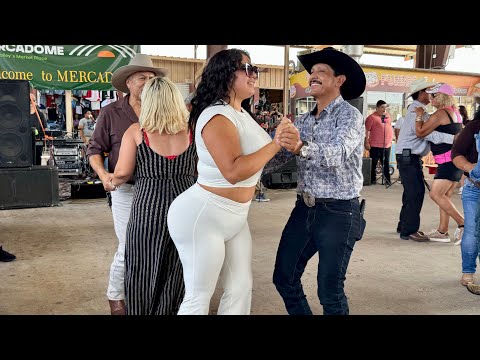 Sabadito de baile en la pulga de Álamo Texas