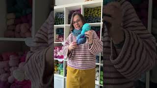 Aus dem frisch gefärbten „Krausen Alpaka“ könntest du einen Loop stricken oder einen Uukii Sweater.