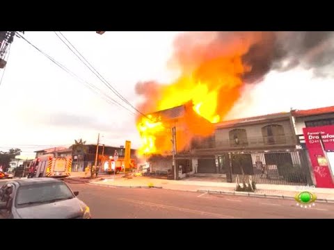 Incêndio destrói loja de roupas no Xaxim, em Curitiba