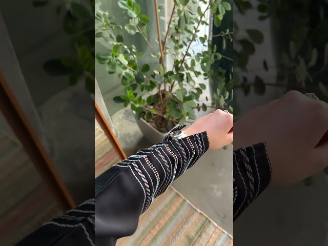 عباية سوداء باكمام مطرزة بأبيض