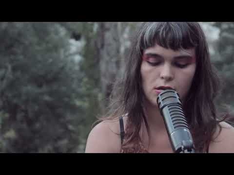 Camila Moreno - El Amor a Las Hierbas Salvajes - Las Ruinas de Oro