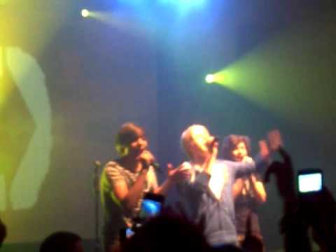 One Direction live in Oxford singing Chasing Cars