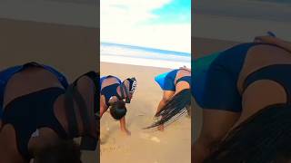 🇿🇦 Durban: Writing names on the beach sand. What does it do?